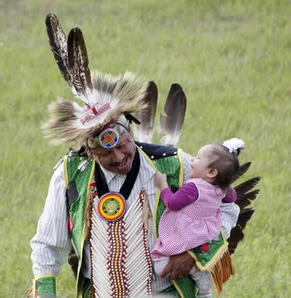 indian-bowl-pow-wow-01 Ojibwe father and daughter celebrate at the Lac du Flambeau Indian Bowl (courtesy Dean Hall/Lakeland Times)